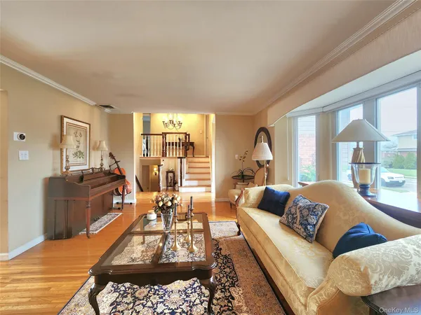$1,250,000 | 7 Market Drive, Syosset, NY 11791