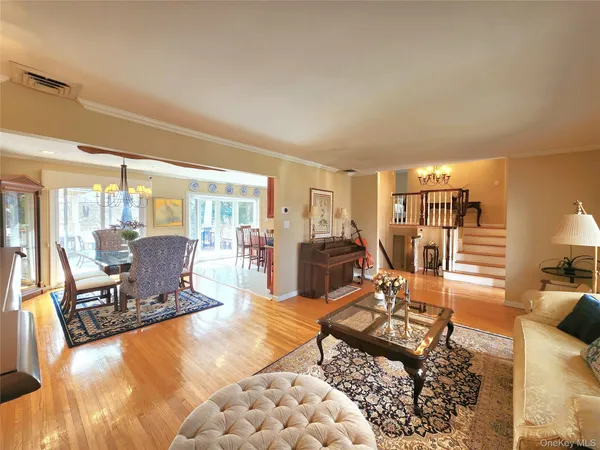 $1,250,000 | 7 Market Drive, Syosset, NY 11791