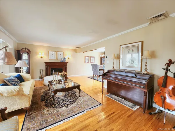 $1,250,000 | 7 Market Drive, Syosset, NY 11791