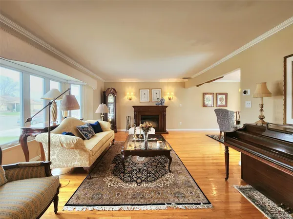 $1,250,000 | 7 Market Drive, Syosset, NY 11791