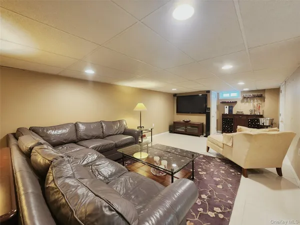 $1,250,000 | 7 Market Drive, Syosset, NY 11791