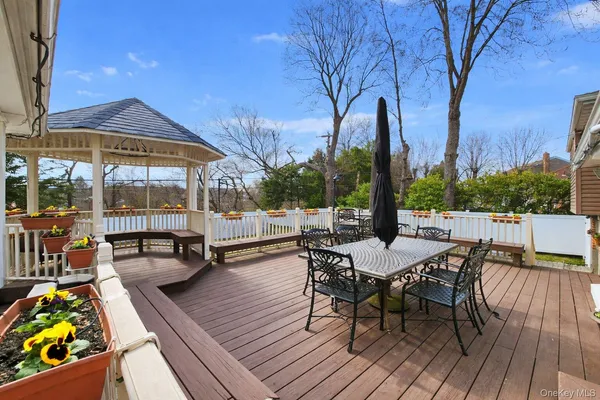 $1,250,000 | 7 Market Drive, Syosset, NY 11791
