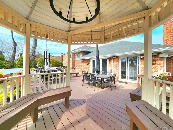 $1,250,000 | 7 Market Drive, Syosset, NY 11791