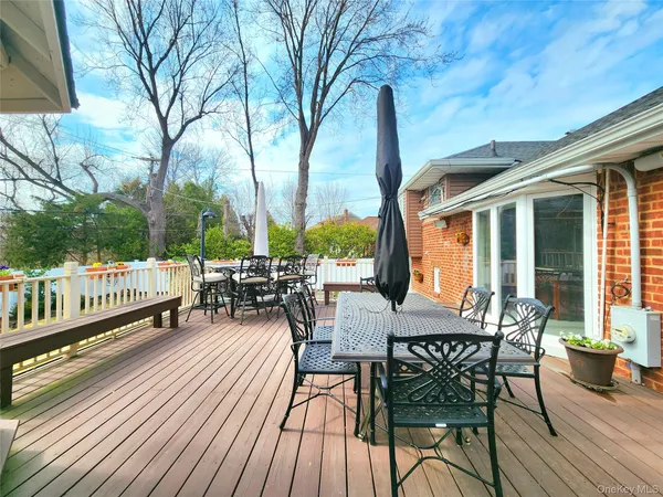 $1,250,000 | 7 Market Drive, Syosset, NY 11791