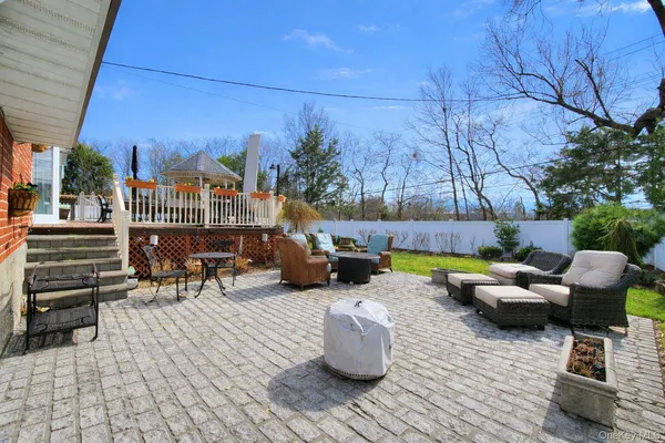 $1,250,000 | 7 Market Drive, Syosset, NY 11791