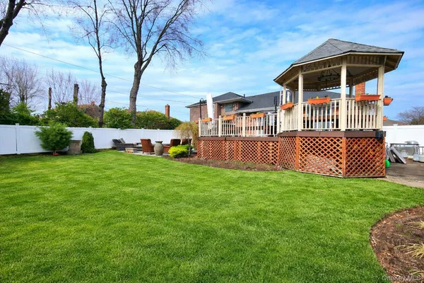 $1,250,000 | 7 Market Drive, Syosset, NY 11791