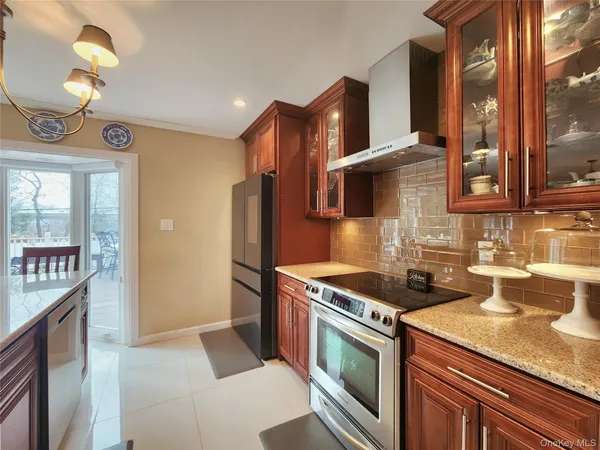 $1,250,000 | 7 Market Drive, Syosset, NY 11791