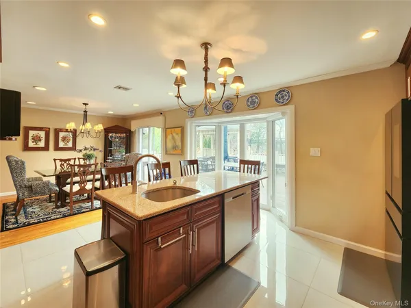 $1,250,000 | 7 Market Drive, Syosset, NY 11791