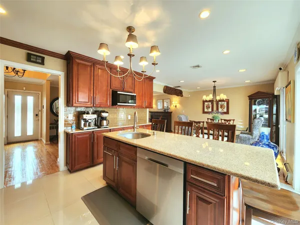 $1,250,000 | 7 Market Drive, Syosset, NY 11791