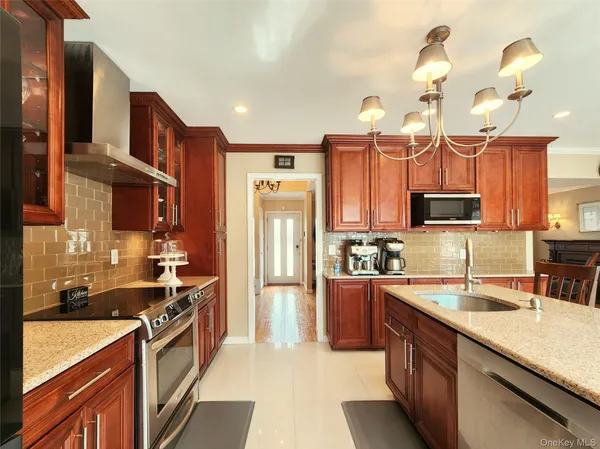 $1,250,000 | 7 Market Drive, Syosset, NY 11791