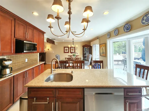 $1,250,000 | 7 Market Drive, Syosset, NY 11791