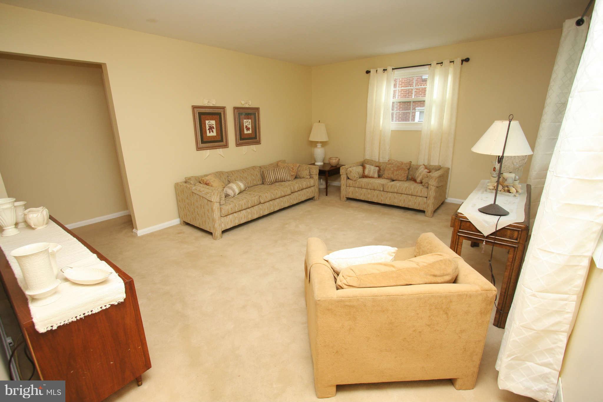 404 Hannes Street Silver Spring, MD 20901 - Photo 3 of 22 Living Room