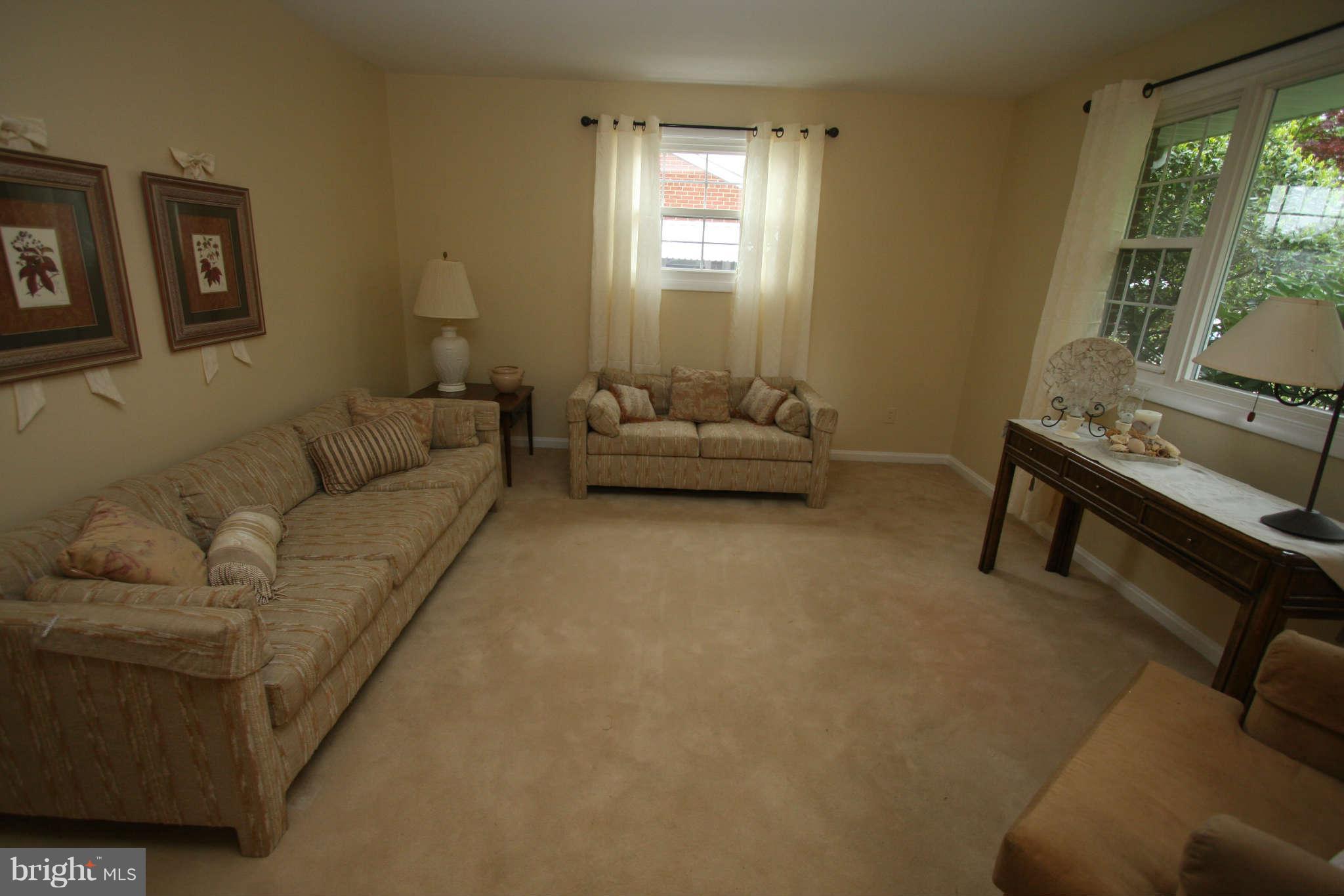 404 Hannes Street Silver Spring, MD 20901 - Photo 4 of 22 Living Room