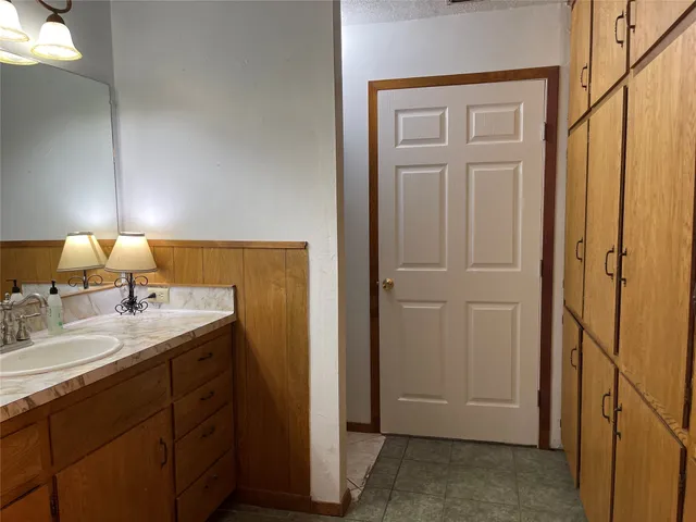 $370,000 | 403 North Hall Street, Fairfield, TX 75840