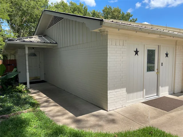 $370,000 | 403 North Hall Street, Fairfield, TX 75840
