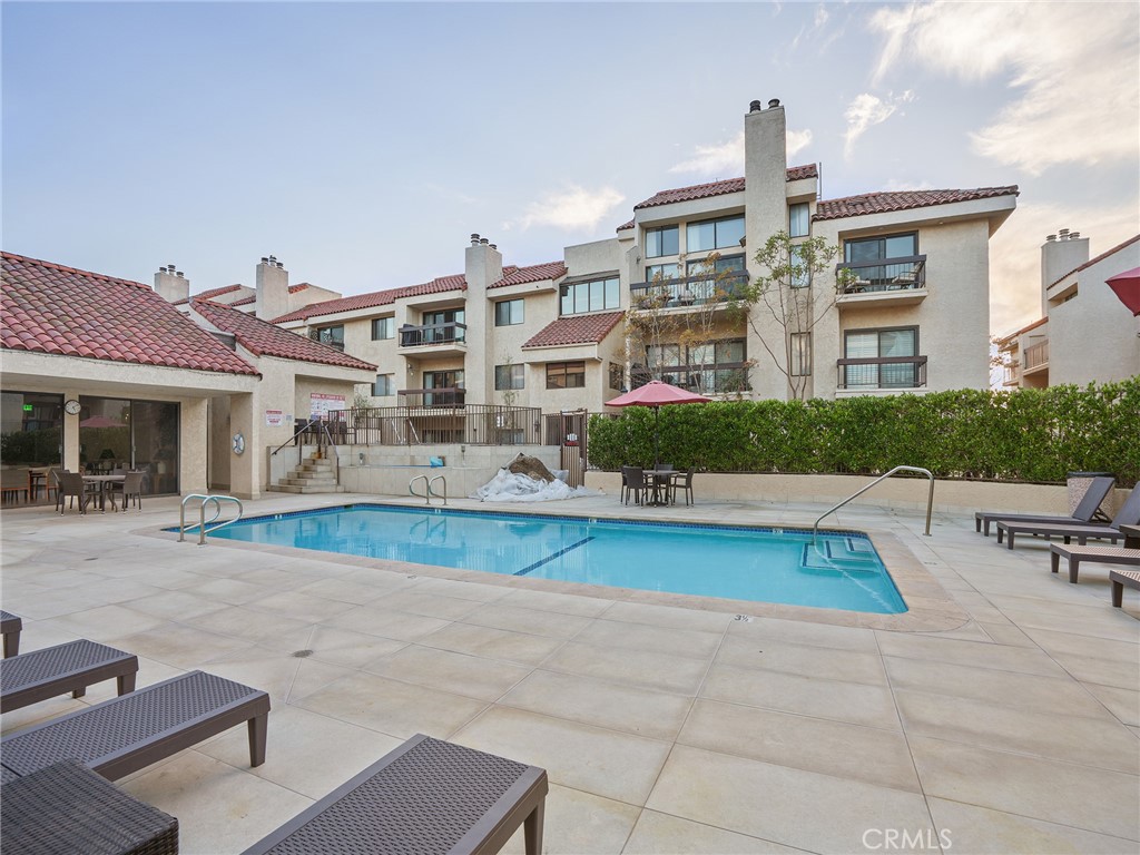 8180 Manitoba Street, Unit 302 Playa del Rey, CA 90293 - Photo 19 of 31 a front view of a house with garden