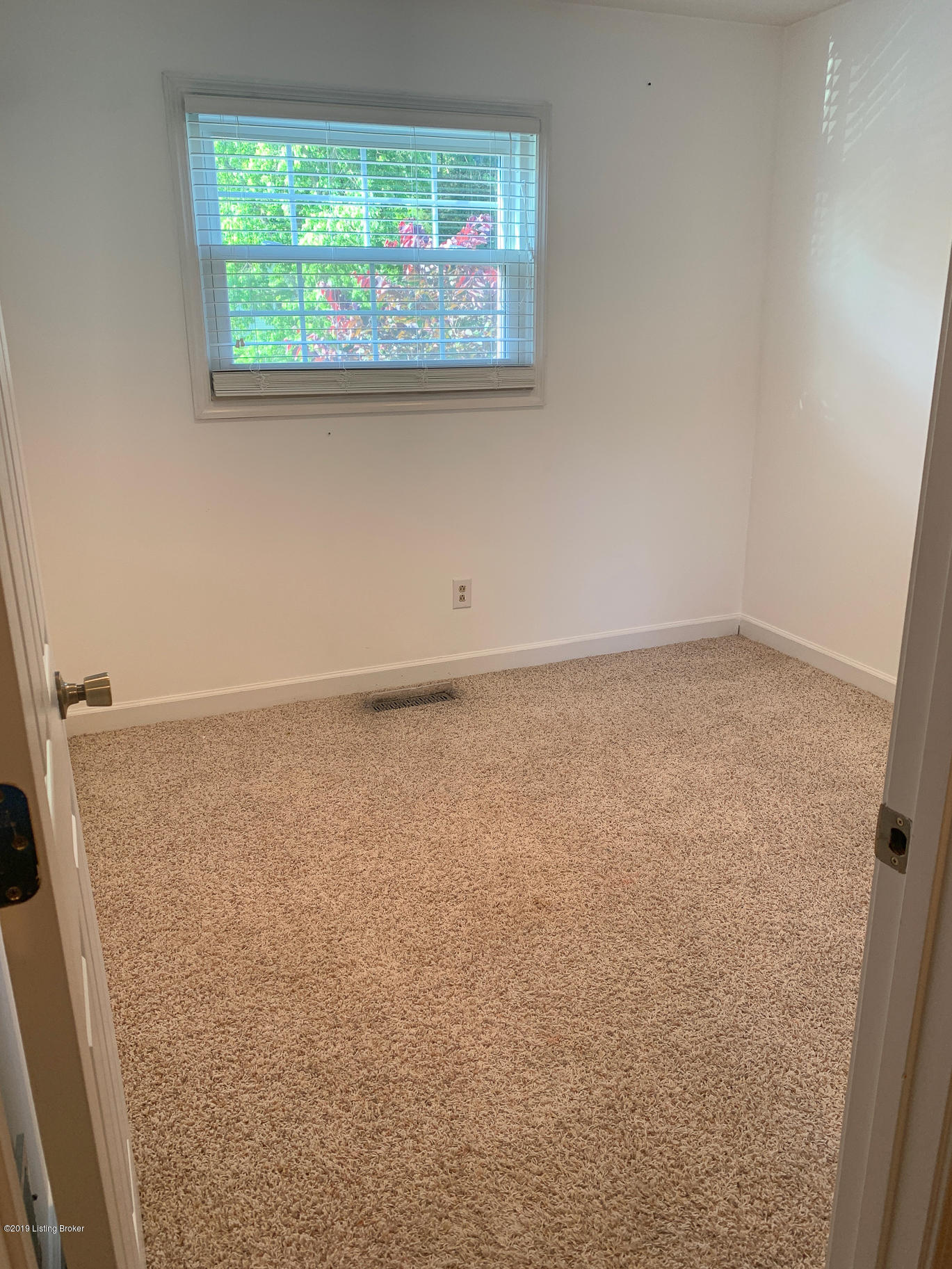 5112 Queens Castle Road Louisville, KY 40229 - Photo 20 of 35 5112_QueenCastleRd-20