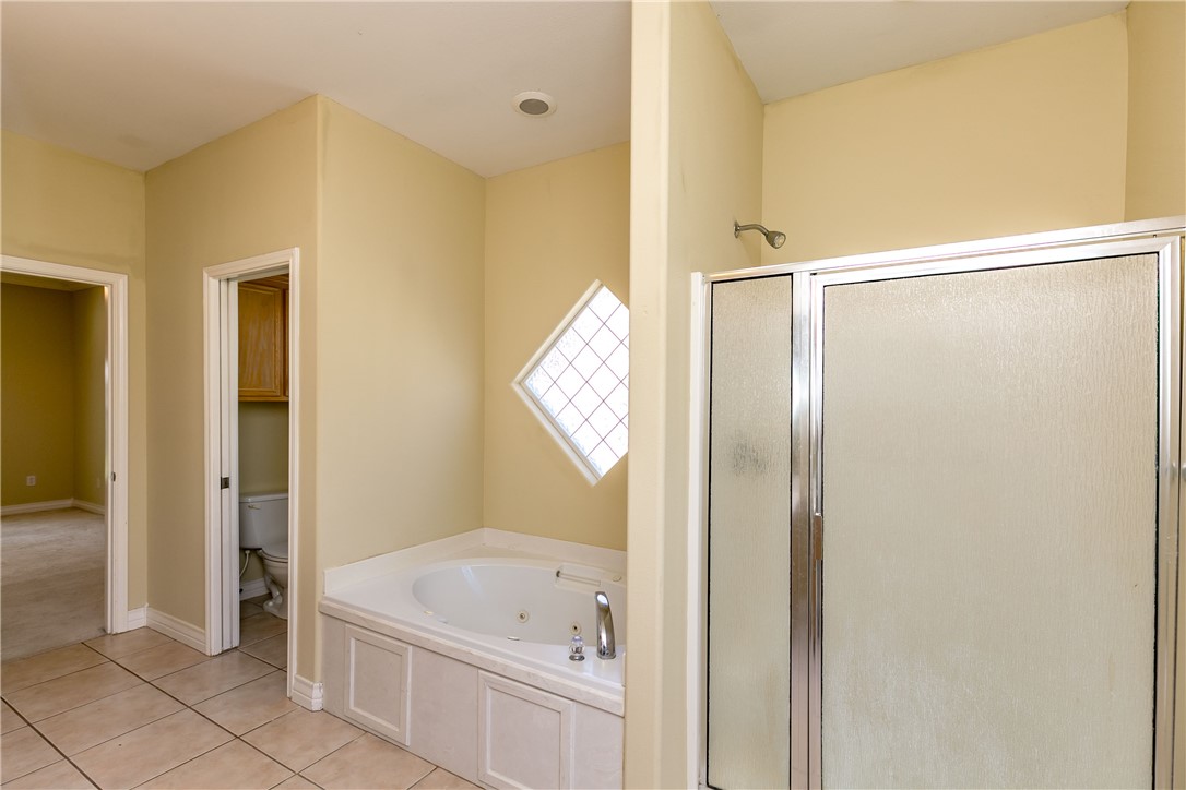 8209 Tango Circle Corpus Christi, TX 78414 - Photo 21 of 28 a bathroom with a tub a sink and a mirror