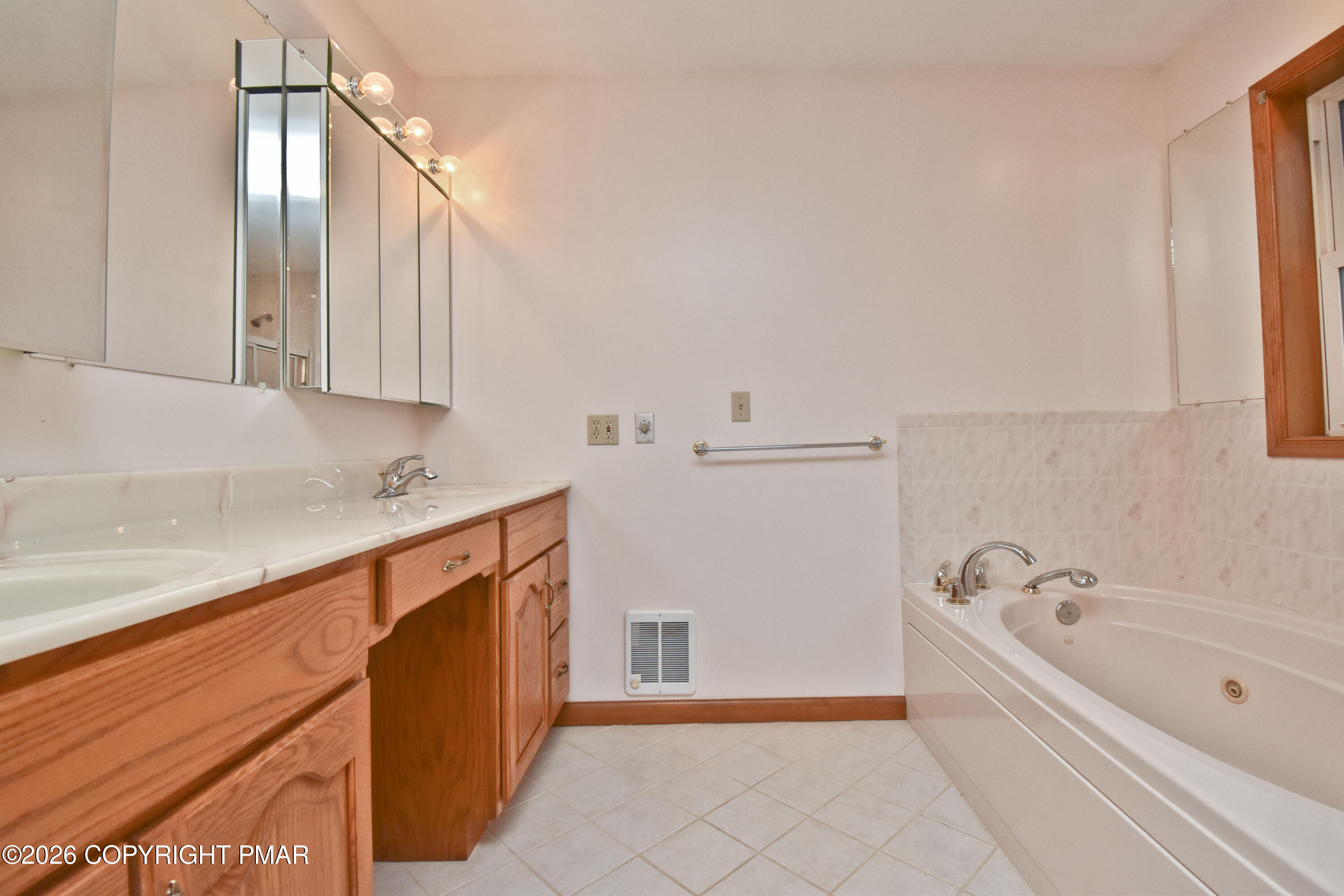 182 Frantz Road Bartonsville, PA 18321 - Photo 30 of 60 10 Primary Bath (2)