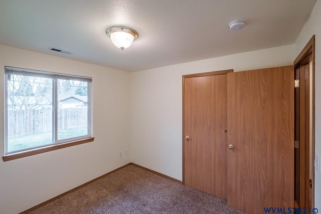 1021 B Loop Lebanon, OR 97355 - Photo 20 of 36