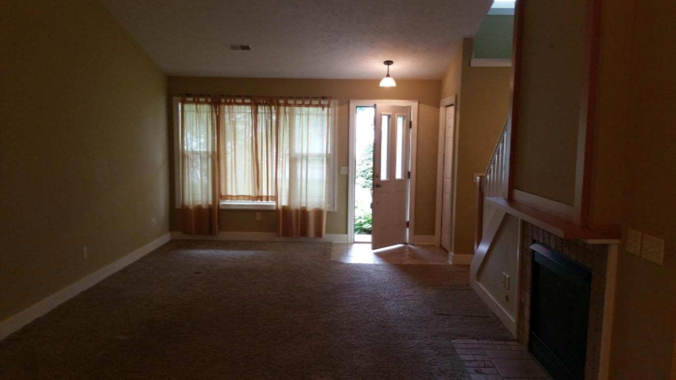 914 Bowes Road, Unit 2 Lowell, MI 49331 - Photo 5 of 10 914 Entry -Family