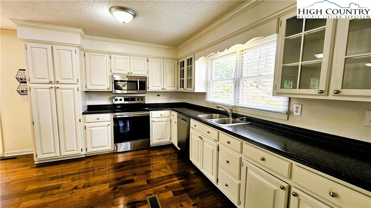 146 Grandpas Farm Road Fleetwood, NC 28626 - Photo 13 of 40