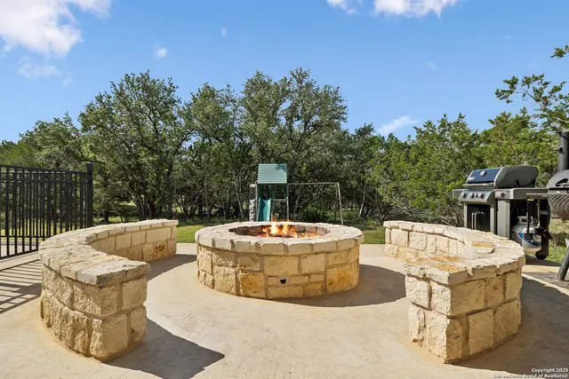 a outdoor space with the view of the fountain