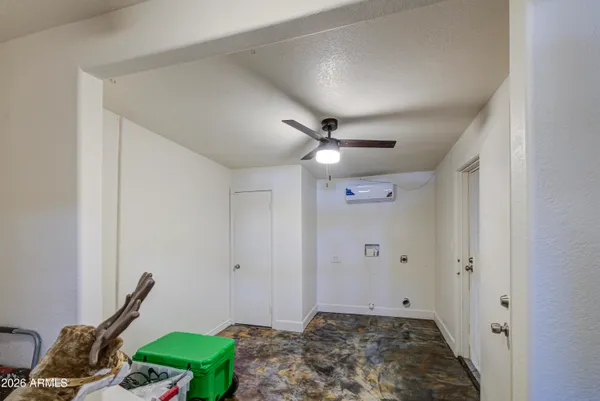 a view of entryway with fan