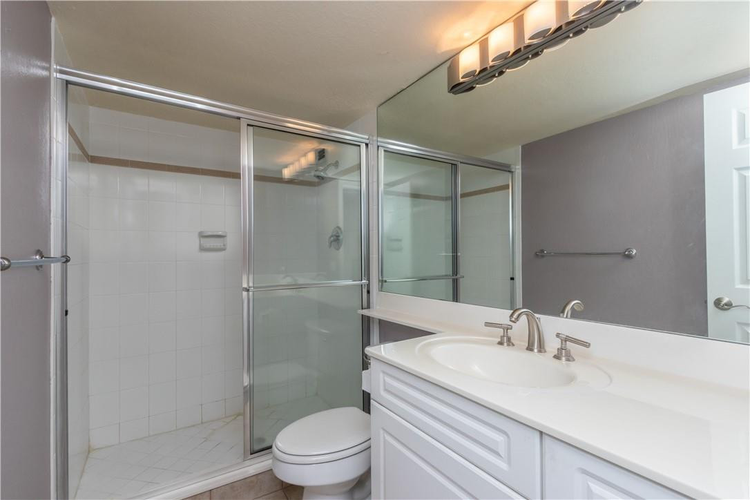 1000 Spanish River Road, Unit 3U Boca Raton, FL 33432 - Photo 24 of 28 Guest bath