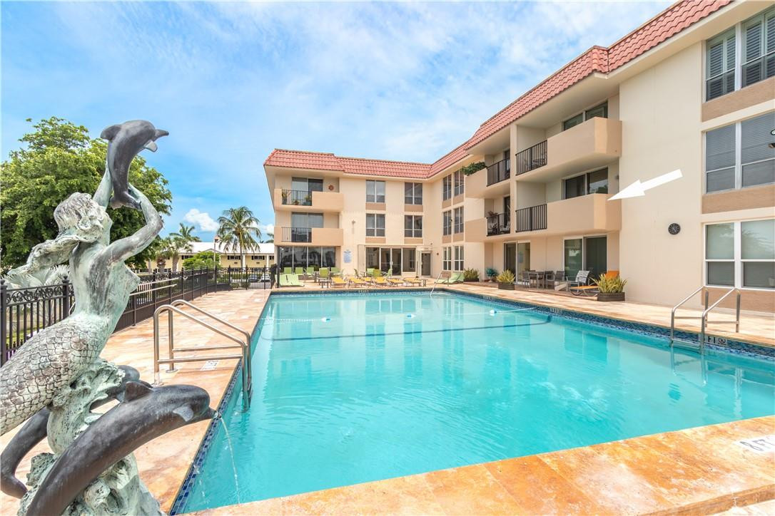 1000 Spanish River Road, Unit 3U Boca Raton, FL 33432 - Photo 4 of 28 Community pool