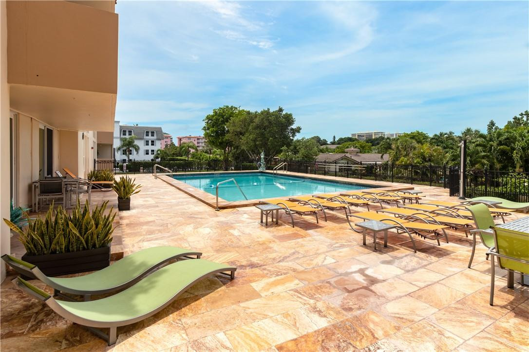 1000 Spanish River Road, Unit 3U Boca Raton, FL 33432 - Photo 7 of 28 Pool deck and chairs