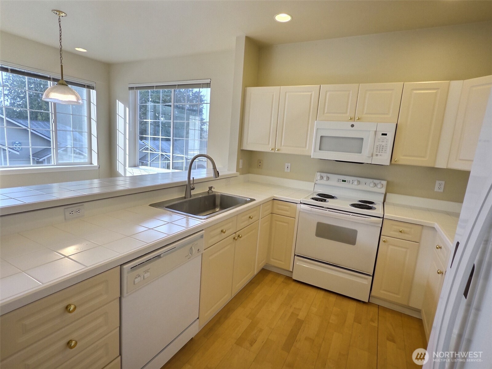 18652 Northeast 55th Way Redmond, WA 98052 - Photo 11 of 37