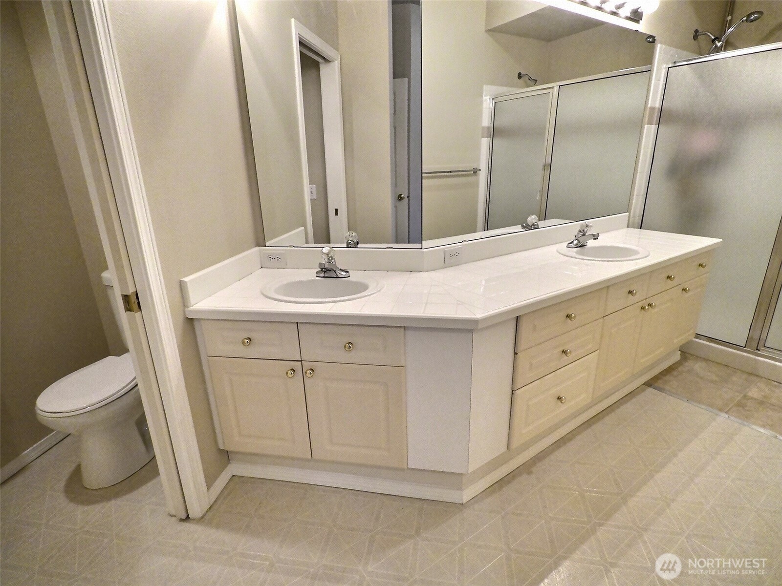 18652 Northeast 55th Way Redmond, WA 98052 - Photo 16 of 37