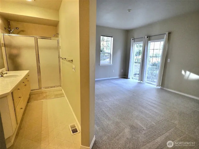 $3,275 | 18652 Northeast 55th Way, Redmond, WA 98052