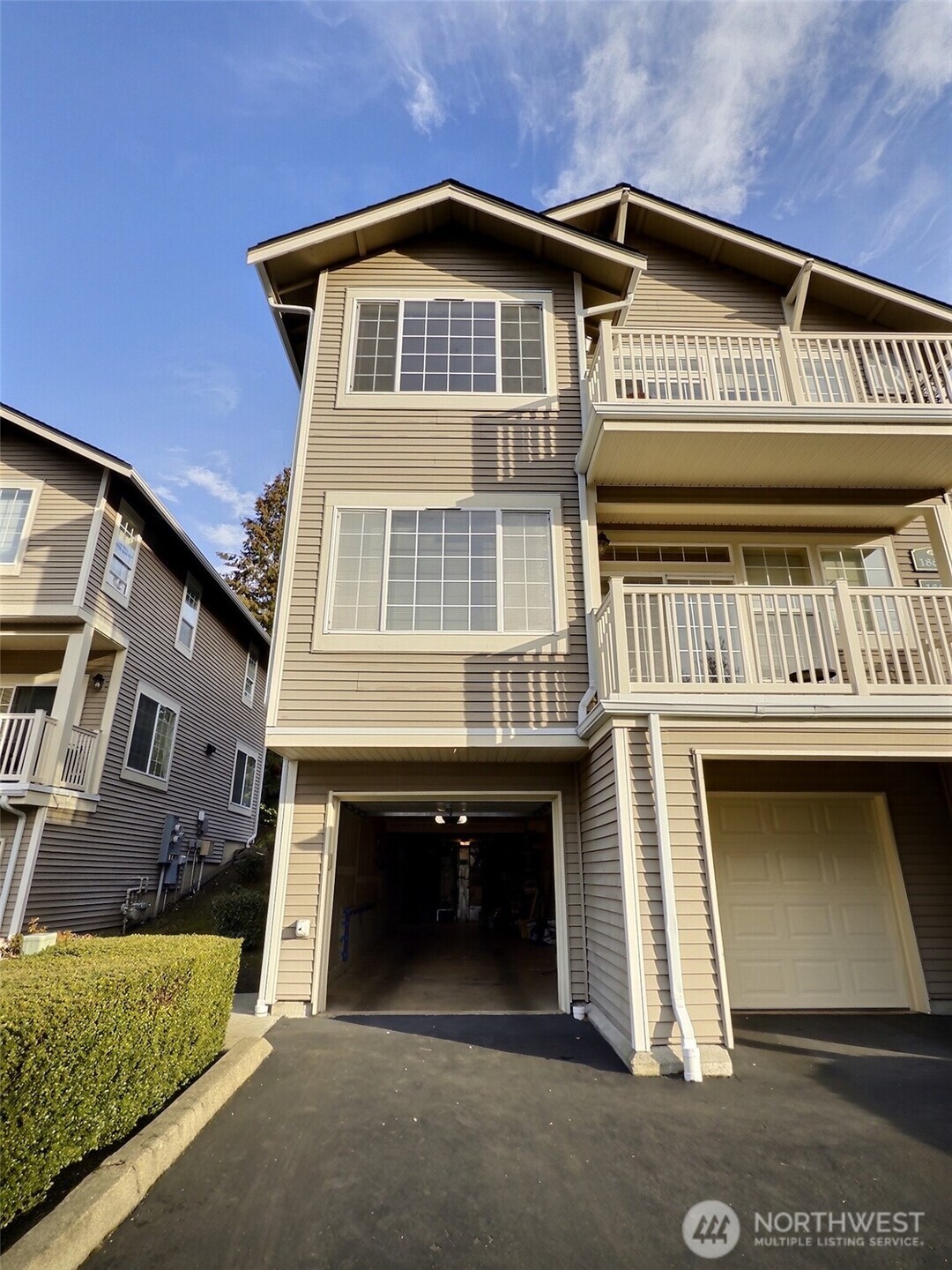 18652 Northeast 55th Way Redmond, WA 98052 - Photo 2 of 37