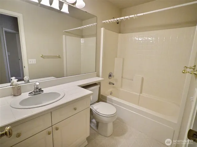 $3,275 | 18652 Northeast 55th Way, Redmond, WA 98052