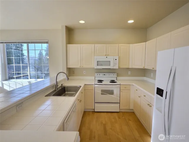 $3,275 | 18652 Northeast 55th Way, Redmond, WA 98052