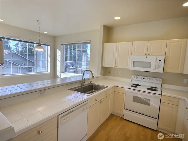 $3,275 | 18652 Northeast 55th Way, Redmond, WA 98052