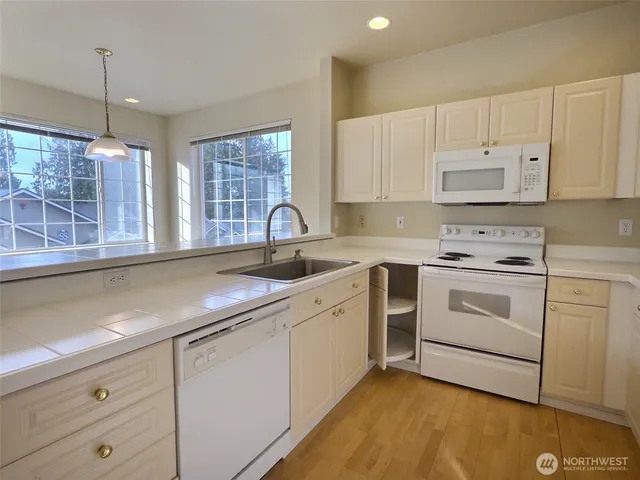 $3,275 | 18652 Northeast 55th Way, Redmond, WA 98052