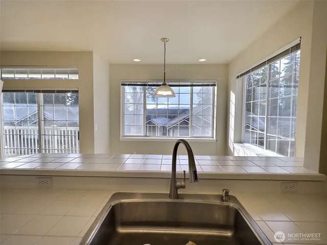 $3,275 | 18652 Northeast 55th Way, Redmond, WA 98052