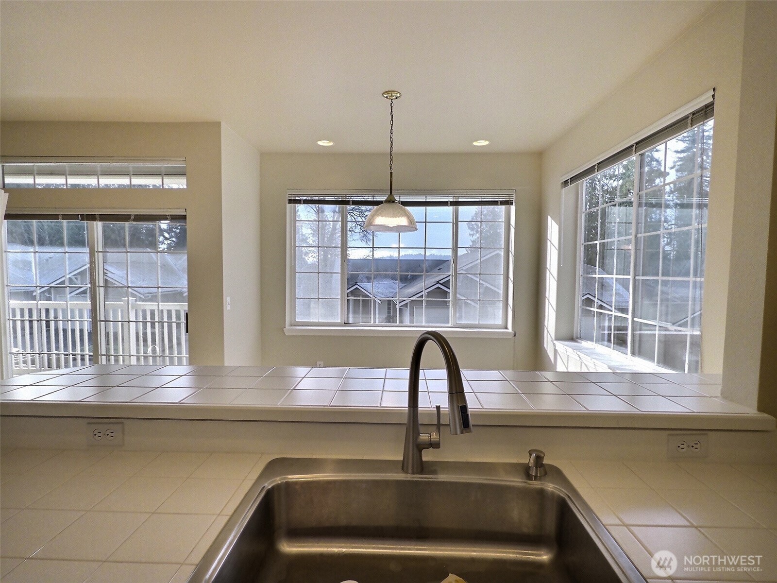 18652 Northeast 55th Way Redmond, WA 98052 - Photo 29 of 37