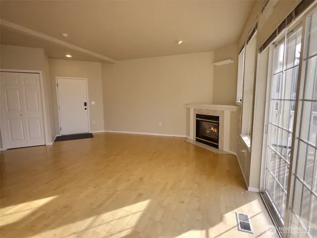 $3,275 | 18652 Northeast 55th Way, Redmond, WA 98052