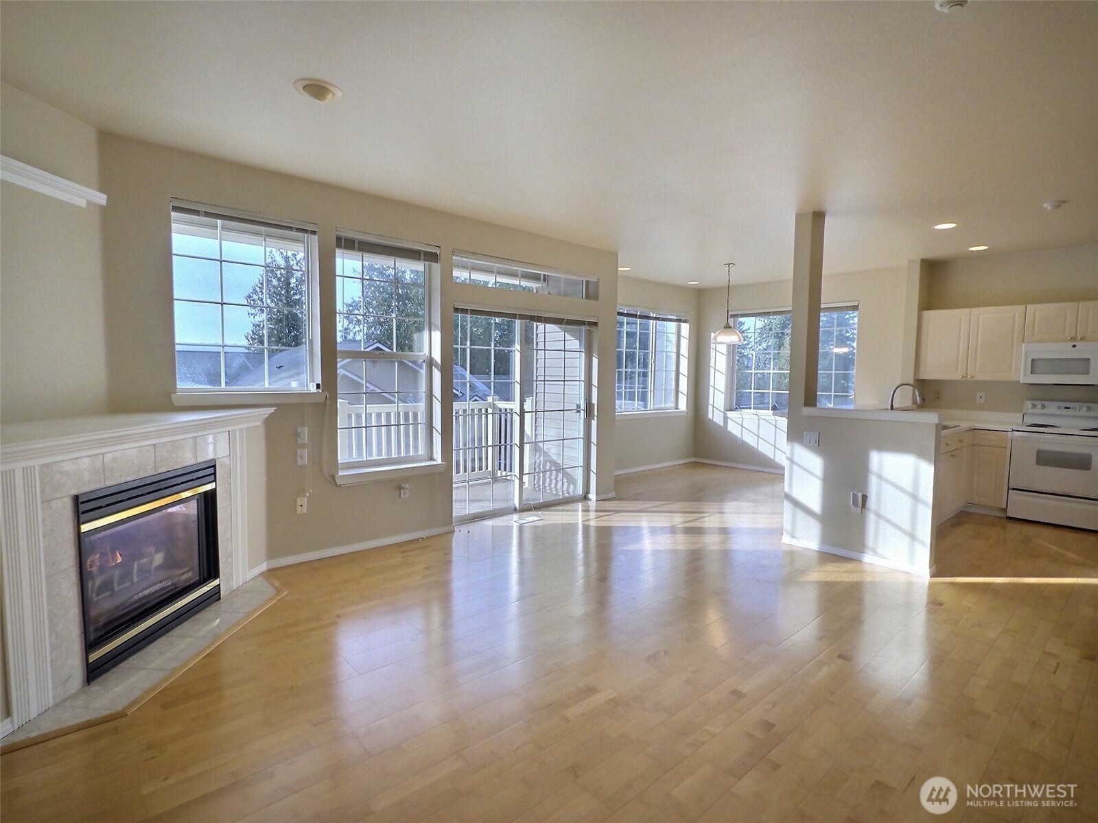 18652 Northeast 55th Way Redmond, WA 98052 - Photo 5 of 37