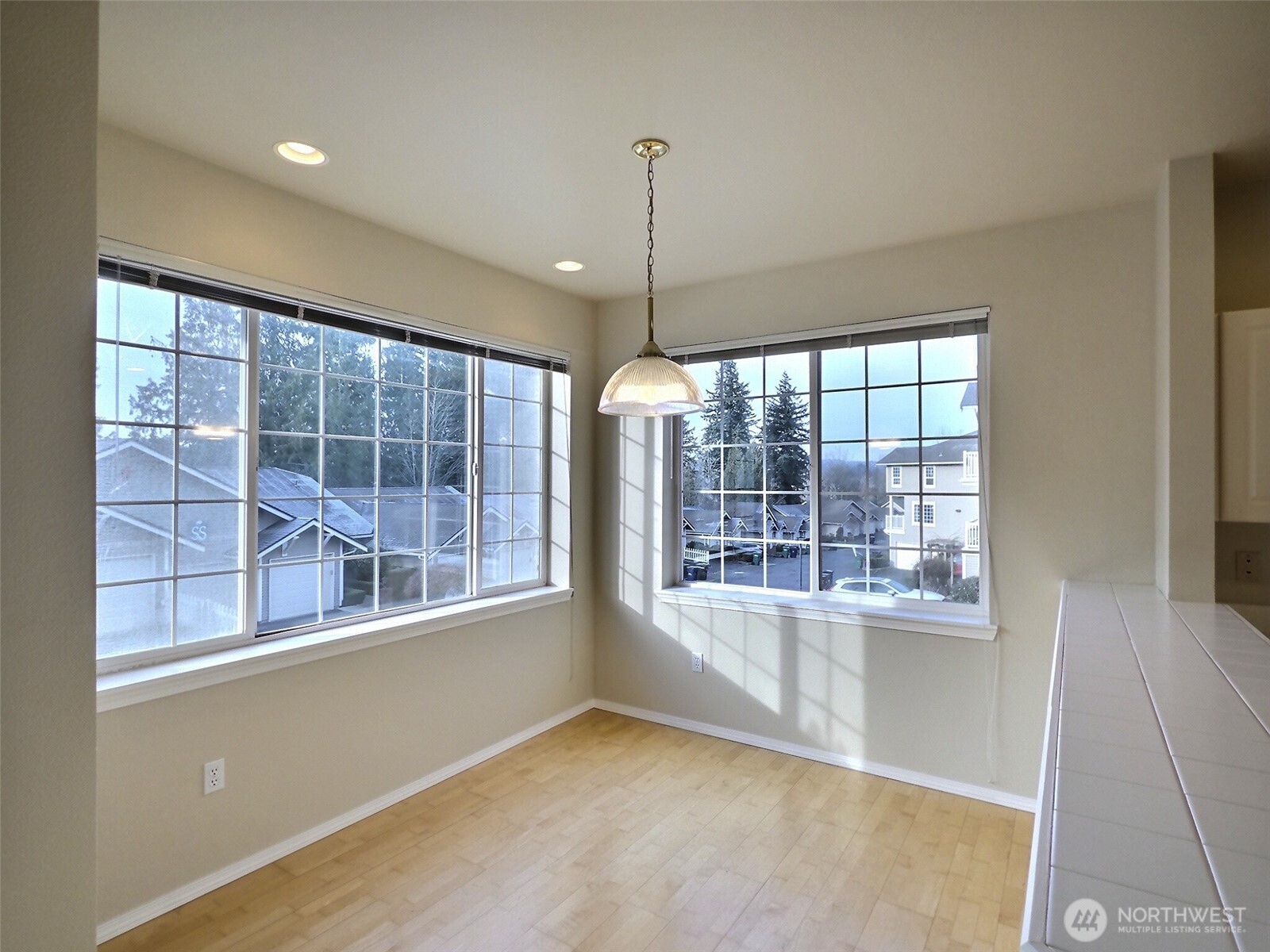 18652 Northeast 55th Way Redmond, WA 98052 - Photo 6 of 37