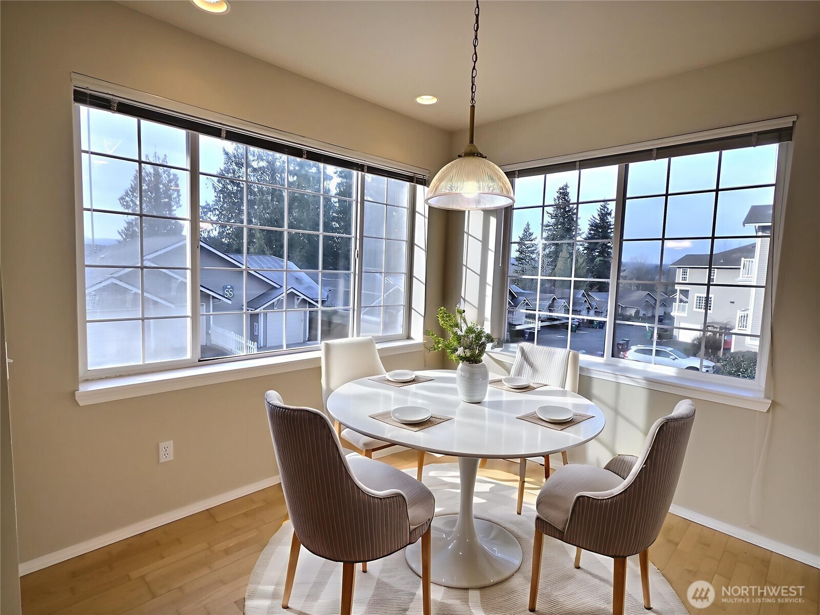 18652 Northeast 55th Way Redmond, WA 98052 - Photo 7 of 37