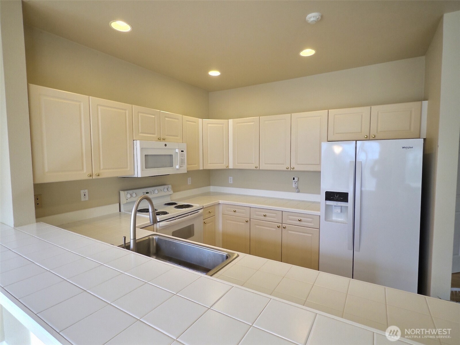 18652 Northeast 55th Way Redmond, WA 98052 - Photo 8 of 37