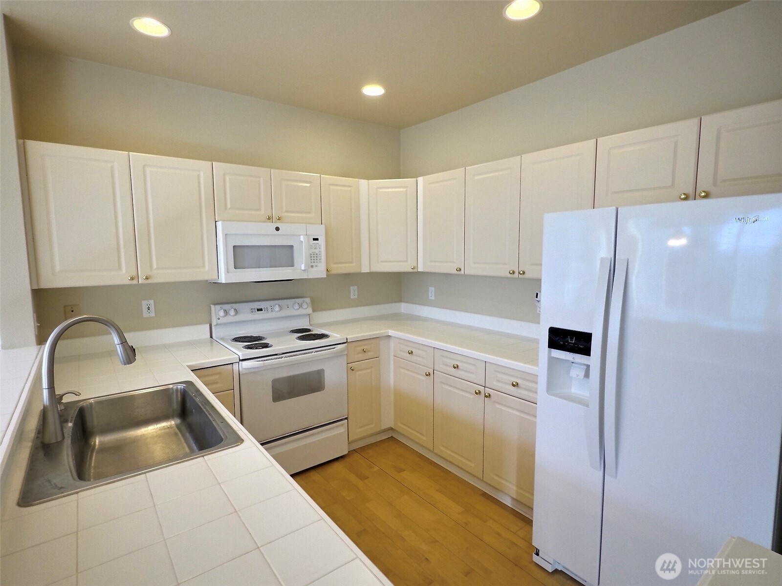 18652 Northeast 55th Way Redmond, WA 98052 - Photo 9 of 37