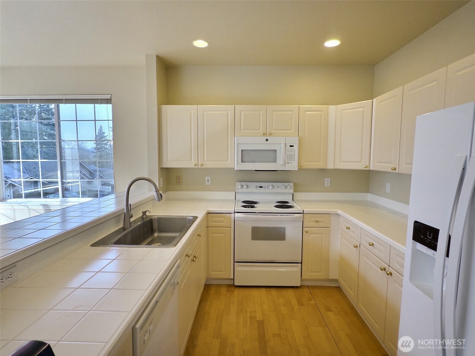 18652 Northeast 55th Way Redmond, WA 98052 - Photo 10 of 37