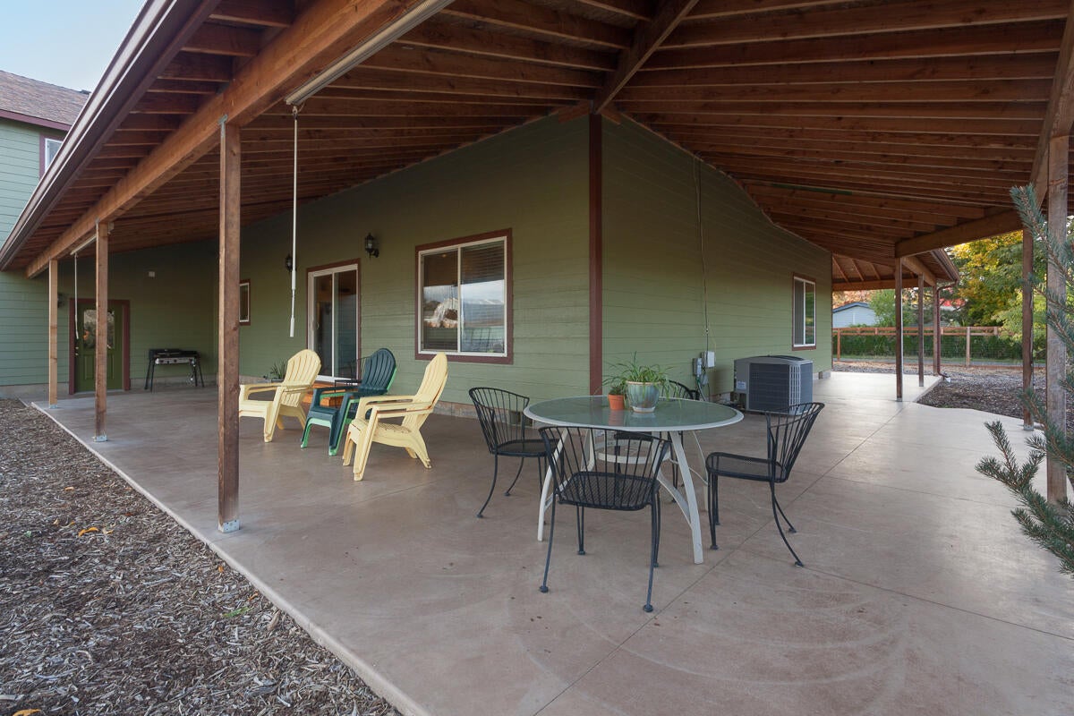 646 Raven Road Central Point, OR 97502 - Photo 20 of 74 Rear/Side Veranda Patio