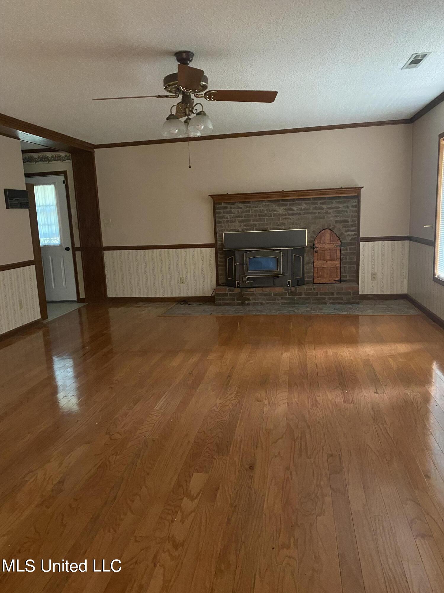 1983 West Oak Grove Road Hernando, MS 38632 - Photo 2 of 9 LIVING
